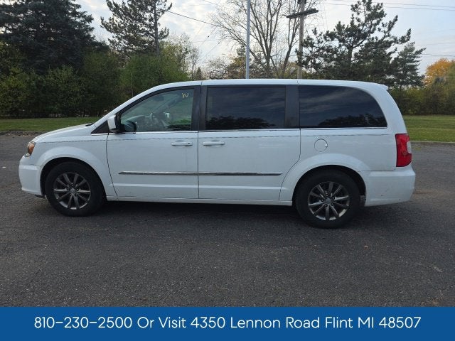 2016 Chrysler Town & Country S
